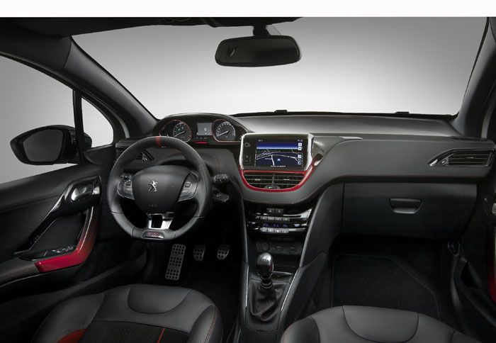 Η επένδυση του κόκπιτ έχει γίνει με αλκαντάρα, ο σχεδιασμός του τιμονιού είναι σπορ και οι πενταλιέρες αλουμινένιες.